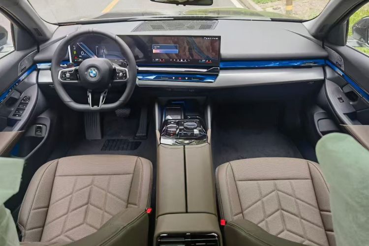 宝马5系 2024款 530Li 领先型 M运动套装中控内饰7009