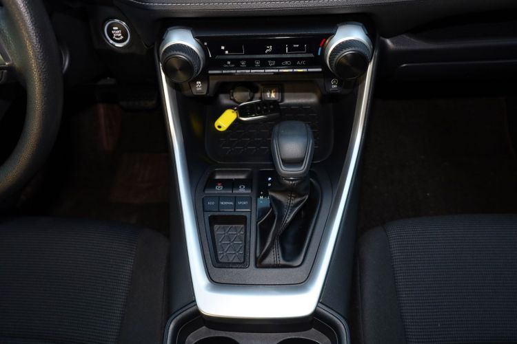 丰田 RAV4荣放 2023款 2.0L CVT两驱都市版中控内饰7007