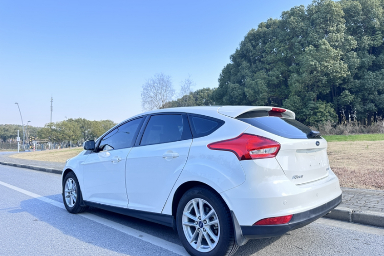 福特 福克斯 2015款 两厢 1.6L 自动风尚型车身外观6005