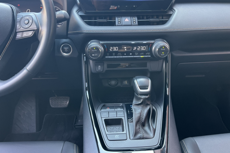 丰田 威兰达 2024款 双擎 2.5L E-CVT两驱豪华PLUS版局部细节16