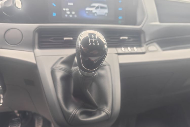 福特 全顺 2023款 2.0T柴油手动多功能商用车中轴低顶5/6座局部细节18