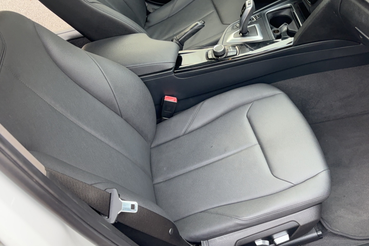 宝马3系 2017款 318i 时尚型局部细节9009