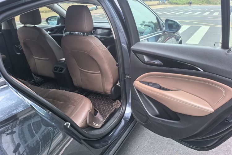 别克 君威 2019款 20T 精英型 国VI中控内饰7007