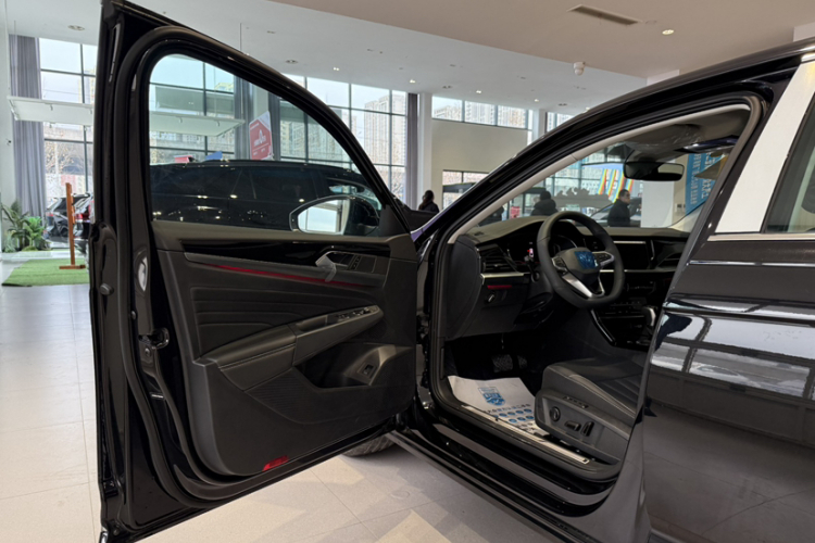 大众 帕萨特 2025款 出众款 380TSI 星空龙耀版中控内饰7010