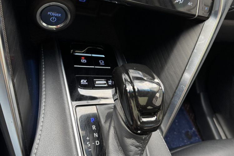 丰田 凌放HARRIER 2022款 双擎 2.5L CVT两驱豪华版中控内饰7008