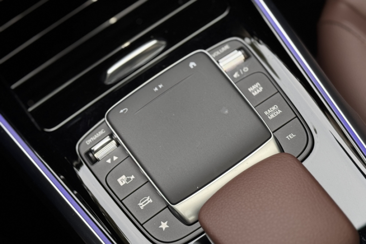 奔驰GLB 2023款 GLB 220 动感型中控内饰7005