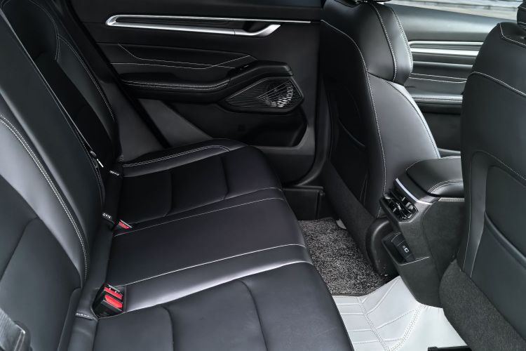 吉利汽车 帝豪 2025款 第4代 1.5L CVT龙腾版中控内饰7002