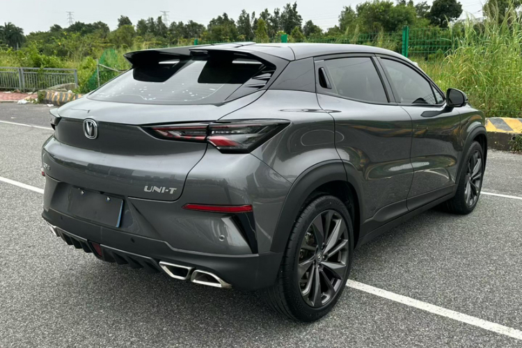 长安UNI-T 2020款 1.5T 尊贵型车身外观6006