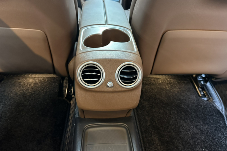 奔驰E级 2018款 改款 E 200 L 运动型中控内饰7008