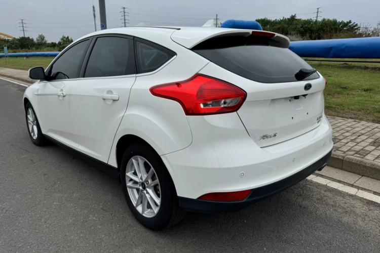 福特 福克斯 2018款 两厢经典 EcoBoost 180 自动精英型车身外观6006