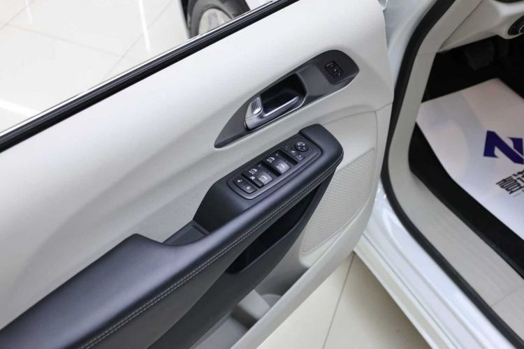 克莱斯勒 大捷龙(进口) 2017款 3.6L 尊享版中控内饰7002