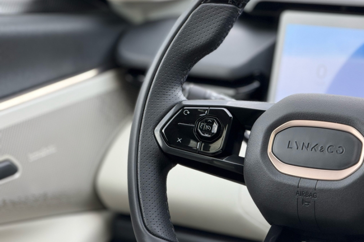 领克08 EM-P 2023款 220km 四驱性能Halo中控内饰7002