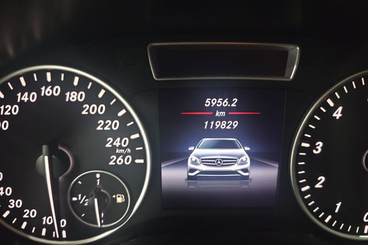 奔驰A级(进口) 2013款 A 180 时尚型中控内饰15