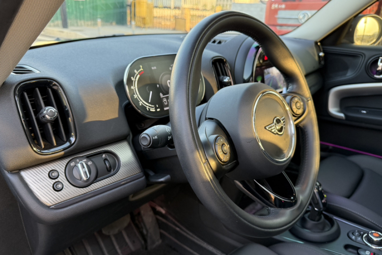 MINI Countryman 2021款 1.5T COOPER 鉴赏家中控内饰7010