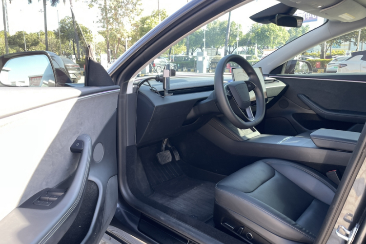 特斯拉 Model 3 2023款 长续航全轮驱动版中控内饰7010