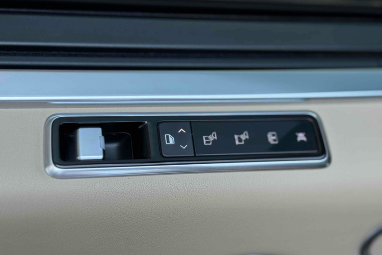 路虎 揽胜 2021款 3.0 L6 传世加长经典版中控内饰7013