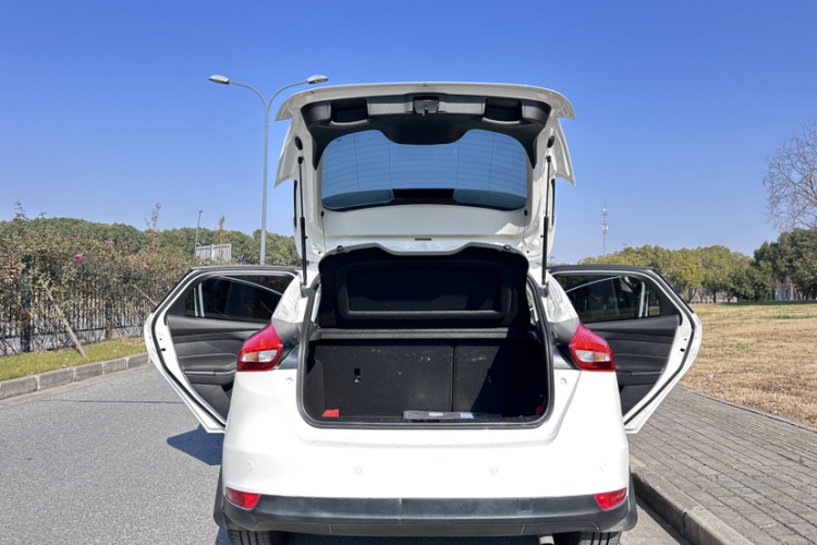 福特 福克斯 2015款 两厢 1.6L 自动风尚型局部细节23