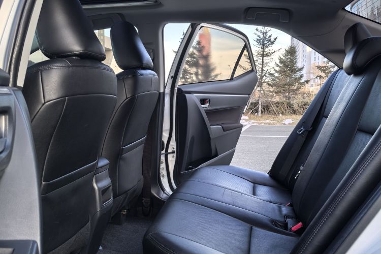 丰田 卡罗拉 2017款 改款双擎 1.8L E-CVT领先版中控内饰7004