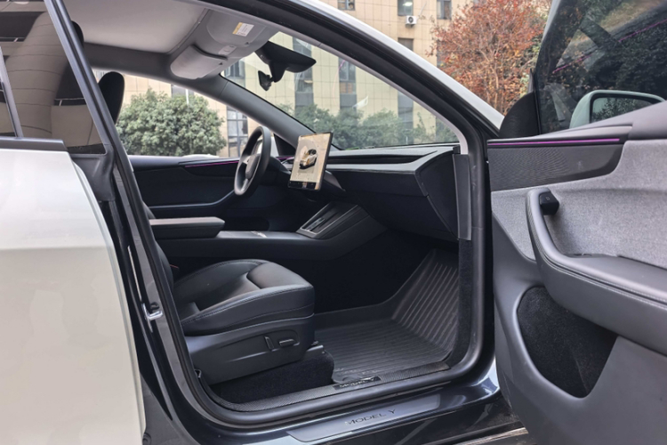特斯拉 Model Y 2025款 后轮驱动版中控内饰7004