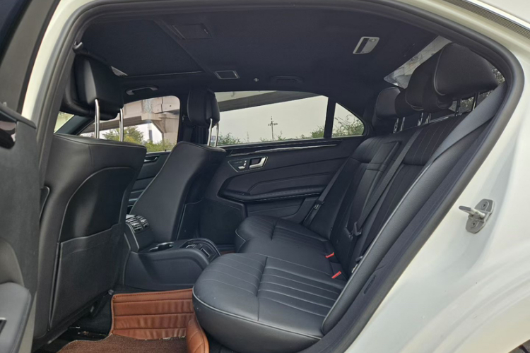 奔驰E级 2015款 改款 E 260 L 运动型中控内饰7003