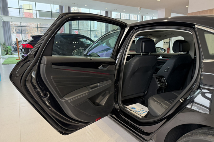 大众 帕萨特 2025款 出众款 380TSI 星空龙耀版中控内饰7011