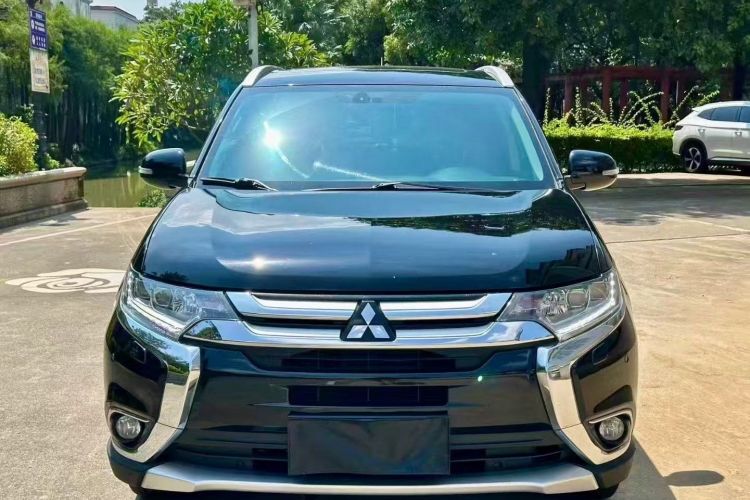 三菱 欧蓝德 2016款 2.4L 四驱豪华版 7座车身外观6008