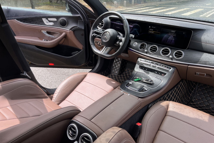 奔驰E级 2023款 改款 E 300 L 运动时尚型中控内饰7010