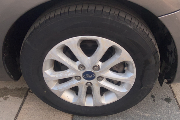 福特 福克斯 2013款 三厢经典 1.8L 手动基本型车身外观6010