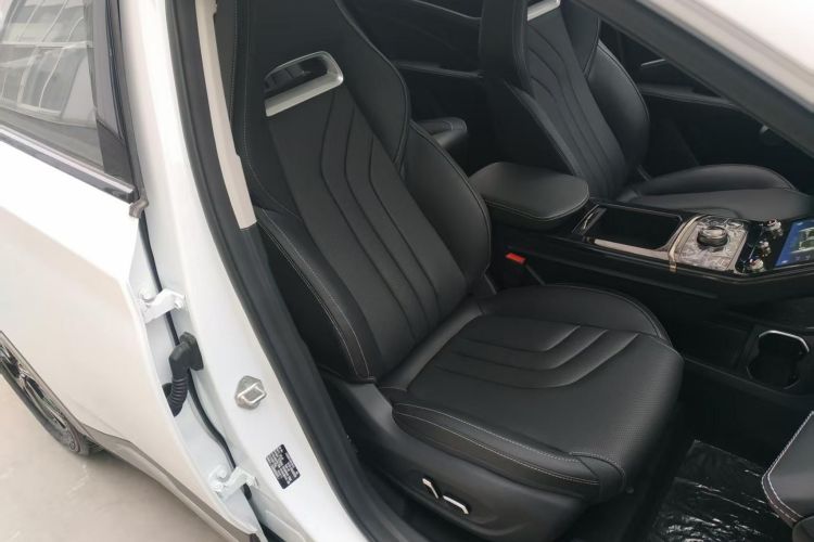 哪吒汽车 2022款 哪吒U-Ⅱ 610 三元锂中控内饰7004