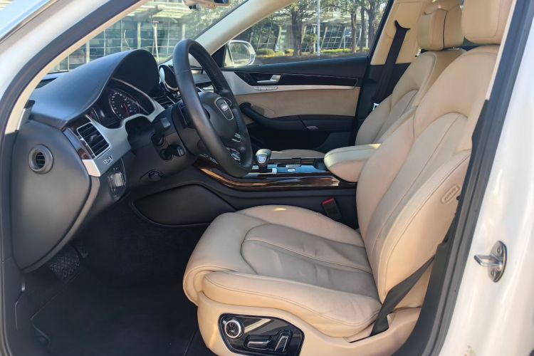 奥迪A8 2013款 A8L 45 TFSI quattro舒适型中控内饰7005