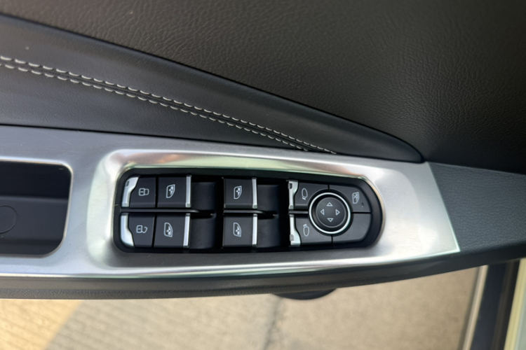 哪吒汽车 哪吒V 2022款 潮 400 Lite中控内饰7010