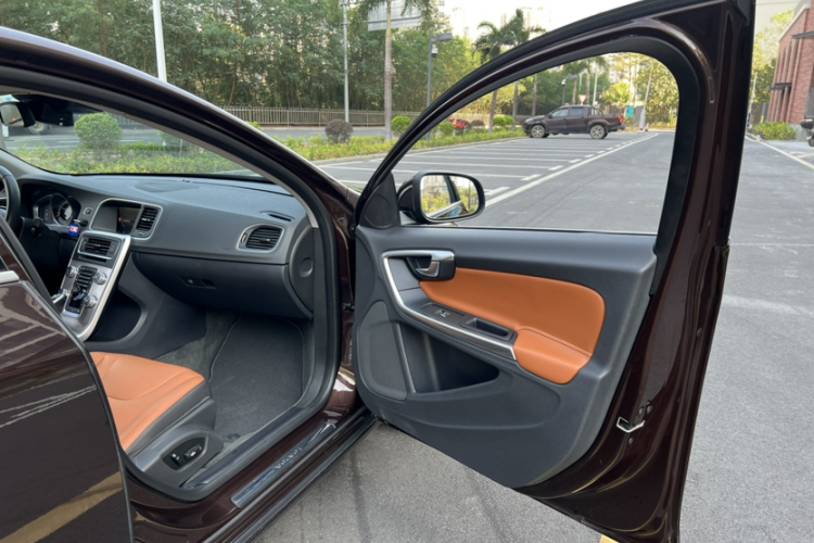 沃尔沃S60 2018款 S60L T3 智进版中控内饰7010