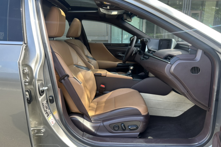 雷克萨斯ES 2018款 300h 卓越版 国V中控内饰7004