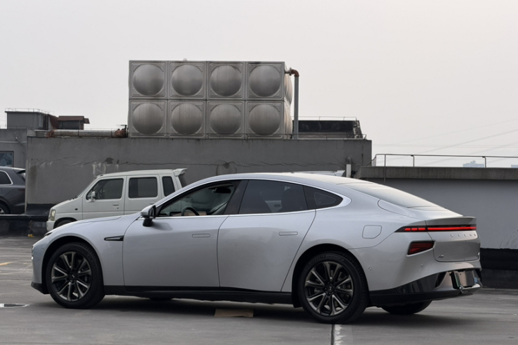 小鹏P7 2022款 670N+车身外观6004