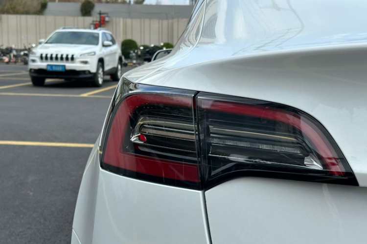 特斯拉 Model 3 2022款 后轮驱动版车身外观6006