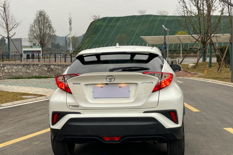 丰田C-HR 2018款 2.0L 领先天窗版 国V车身外观6002