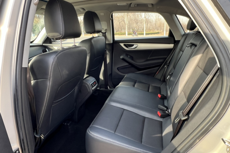 众泰SR7 2016款 1.5T CVT魔方之心版 国IV中控内饰7002