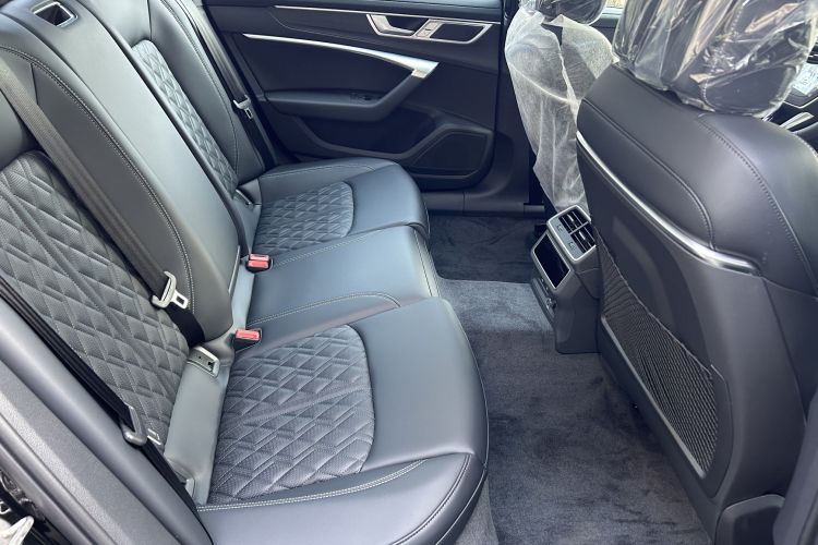 奥迪A6L 2025款 改款 45 TFSI quattro 臻选动感型中控内饰7002