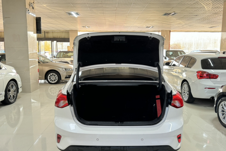 福特 福克斯 2019款 三厢 EcoBoost 180 自动锋潮型车身外观6012