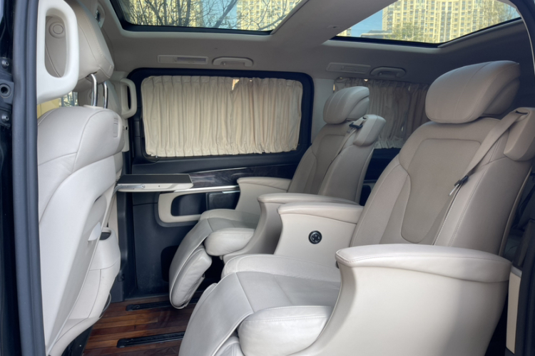 奔驰V级 2018款 V 260 L 尊贵加长版 国VI中控内饰7008