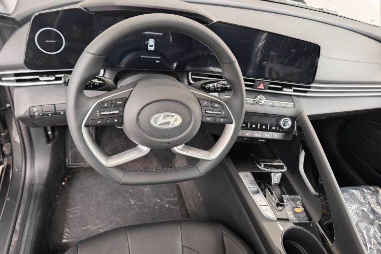 现代 伊兰特 2023款 1.5L CVT LUX尊贵版中控内饰7001