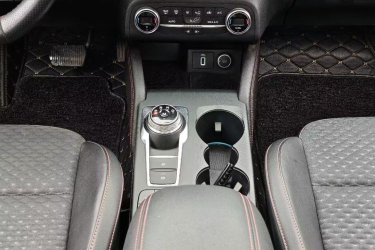 福特 福克斯 2020款 三厢 EcoBoost 180 自动ST Line局部细节18