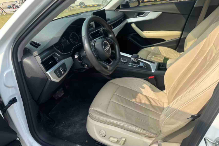 奥迪A4L 2018款 30周年年型 45 TFSI quattro 个性运动版中控内饰7003