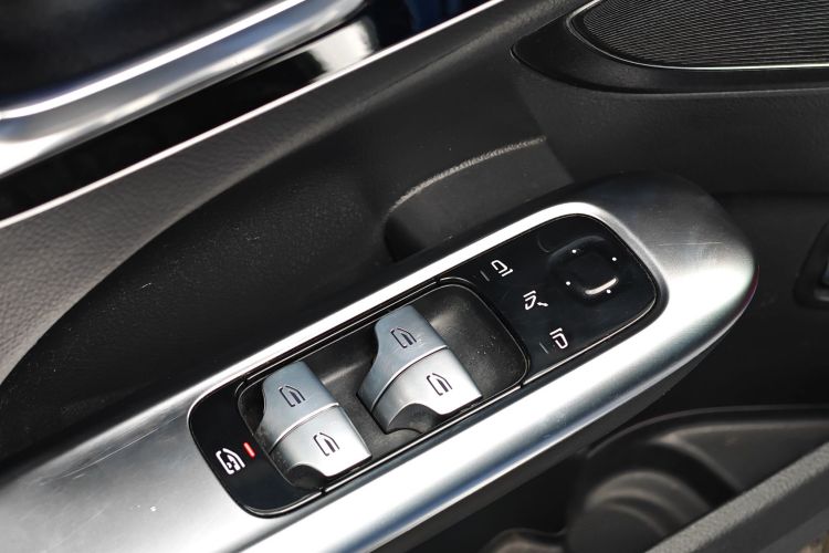 奔驰C级 2022款 改款 C 200 L 运动版局部细节9011