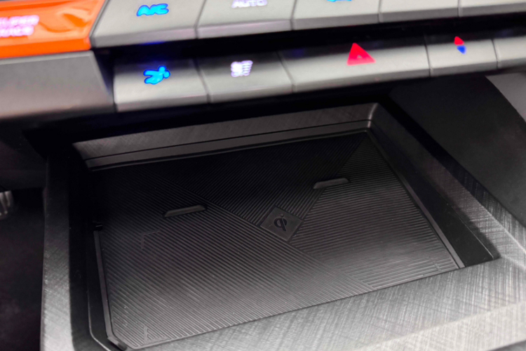 长安UNI-V 2022款 1.5T 尊贵型中控内饰7011