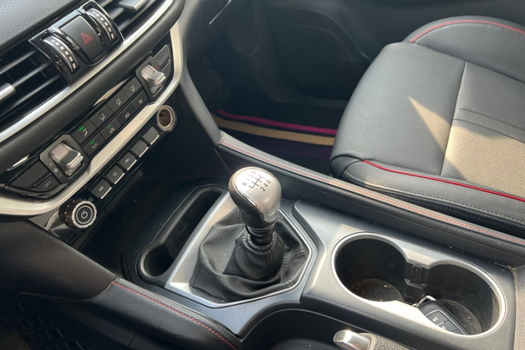 福田 大将军G9 2021款 2.0T装甲大将军手动两驱休闲版乐享型长箱4F20TC中控内饰7003