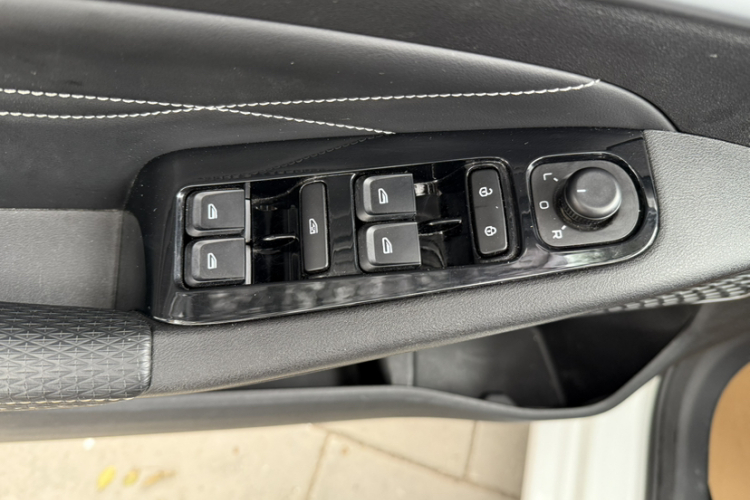 吉利汽车 帝豪 2022款 第4代 1.5L CVT精英型中控内饰7012