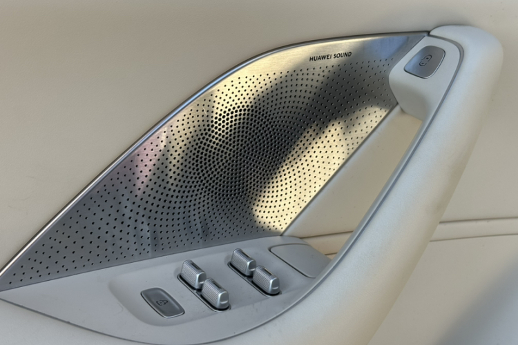 鸿蒙智行 智界R7 2024款 纯电 667km Max局部细节9001