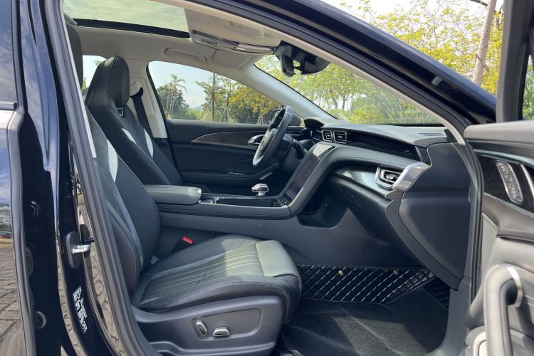 红旗H6 2023款 2.0T 致逸版中控内饰7002