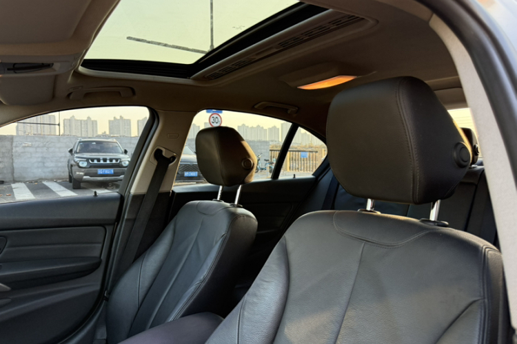 宝马3系 2014款 320i 时尚型中控内饰7009